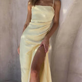 Vestido elegante con abertura y tirantes.