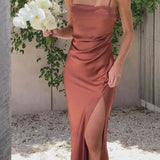 Vestido elegante con abertura y tirantes.