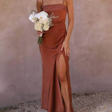 Vestido elegante con abertura y tirantes.