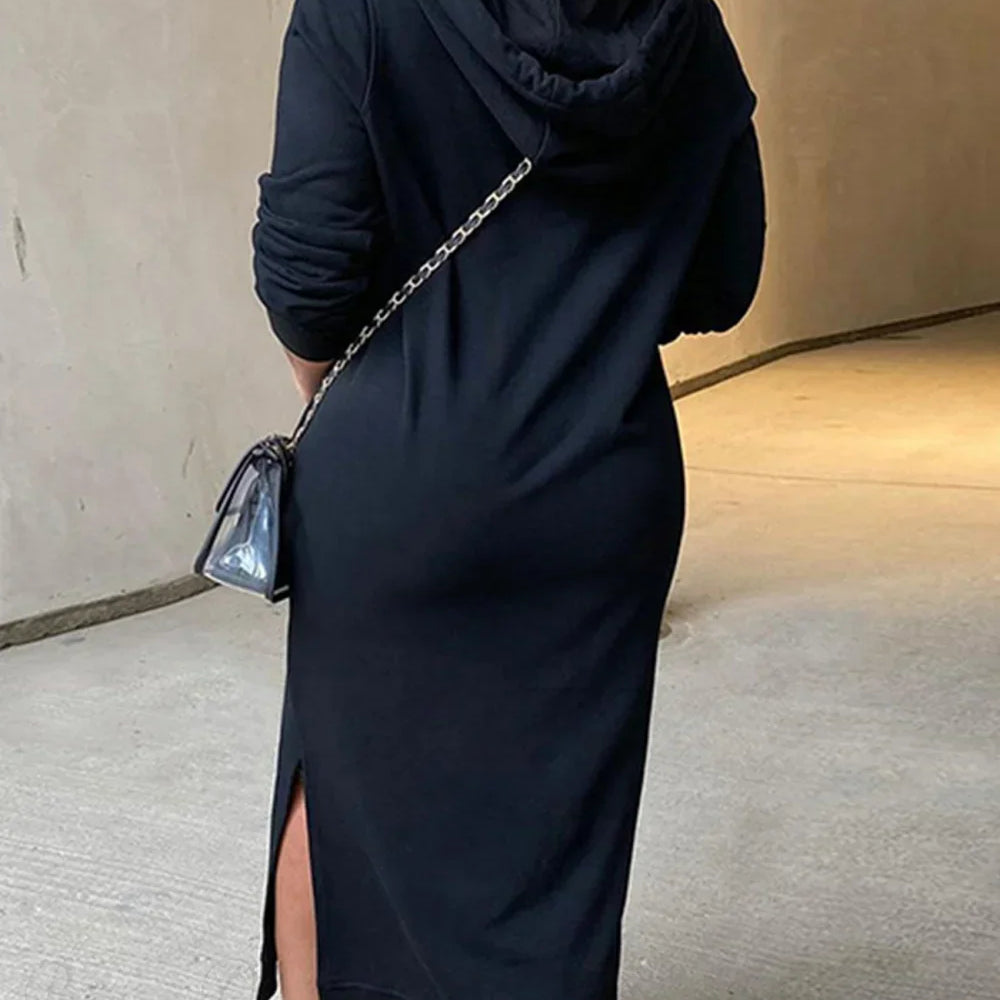 Vestido con capucha y abertura