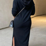 Vestido con capucha y abertura