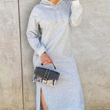 Vestido con capucha y abertura