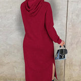 Vestido con capucha y abertura