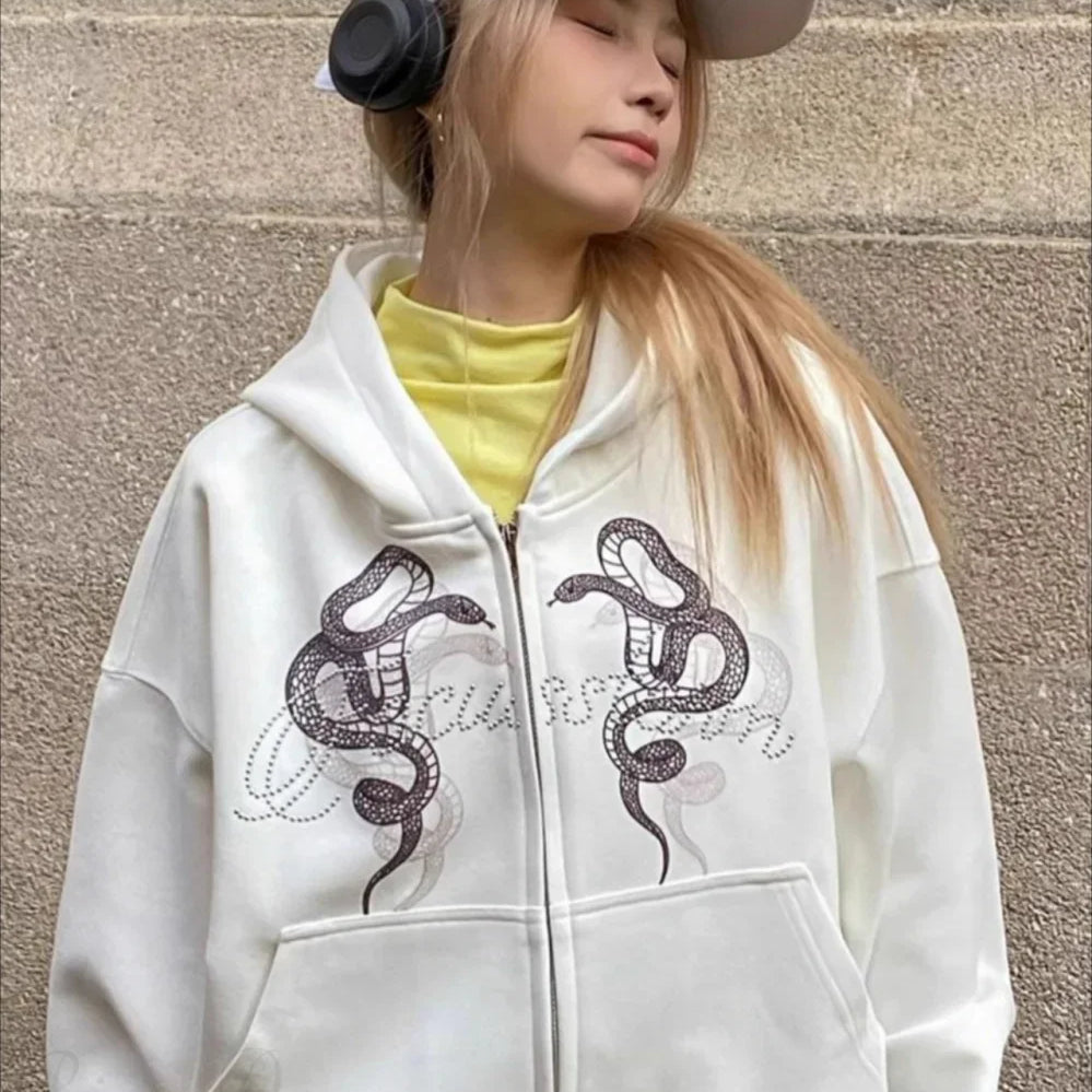 Sudadera corta con capucha y cremallera con estampado de serpiente y pedrería