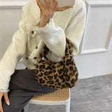 Bolso de hombro con estampado de leopardo de felpa suave