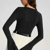 Blusa con paneles lisos, mangas acampanadas y volantes.