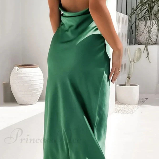 Vestido sin tirantes en satén liso