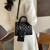 Bolso de hombro de piel sintética con estampado de diamantes.