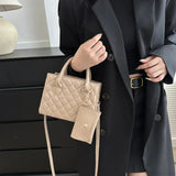 Bolso de hombro de piel sintética con estampado de diamantes.