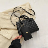 Bolso de hombro de piel sintética con estampado de diamantes.