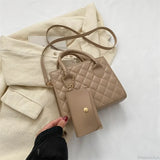Bolso de hombro de piel sintética con estampado de diamantes.