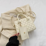 Bolso de hombro de piel sintética con estampado de diamantes.