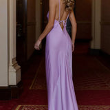 Vestido formal largo, ajustado y sencillo.