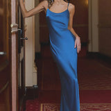 Vestido formal largo, ajustado y sencillo.