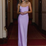 Vestido formal largo, ajustado y sencillo.