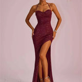 Vestido de noche largo ajustado con escote pronunciado y espalda abierta con abertura.