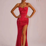Vestido de noche largo ajustado con escote pronunciado y espalda abierta con abertura.