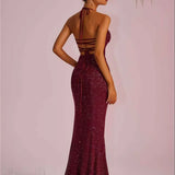 Vestido de noche largo ajustado con escote pronunciado y espalda abierta con abertura.