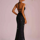 Vestido de noche largo ajustado con escote pronunciado y espalda abierta con abertura.