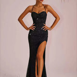 Vestido de noche largo ajustado con escote pronunciado y espalda abierta con abertura.