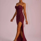 Vestido de noche largo ajustado con escote pronunciado y espalda abierta con abertura.