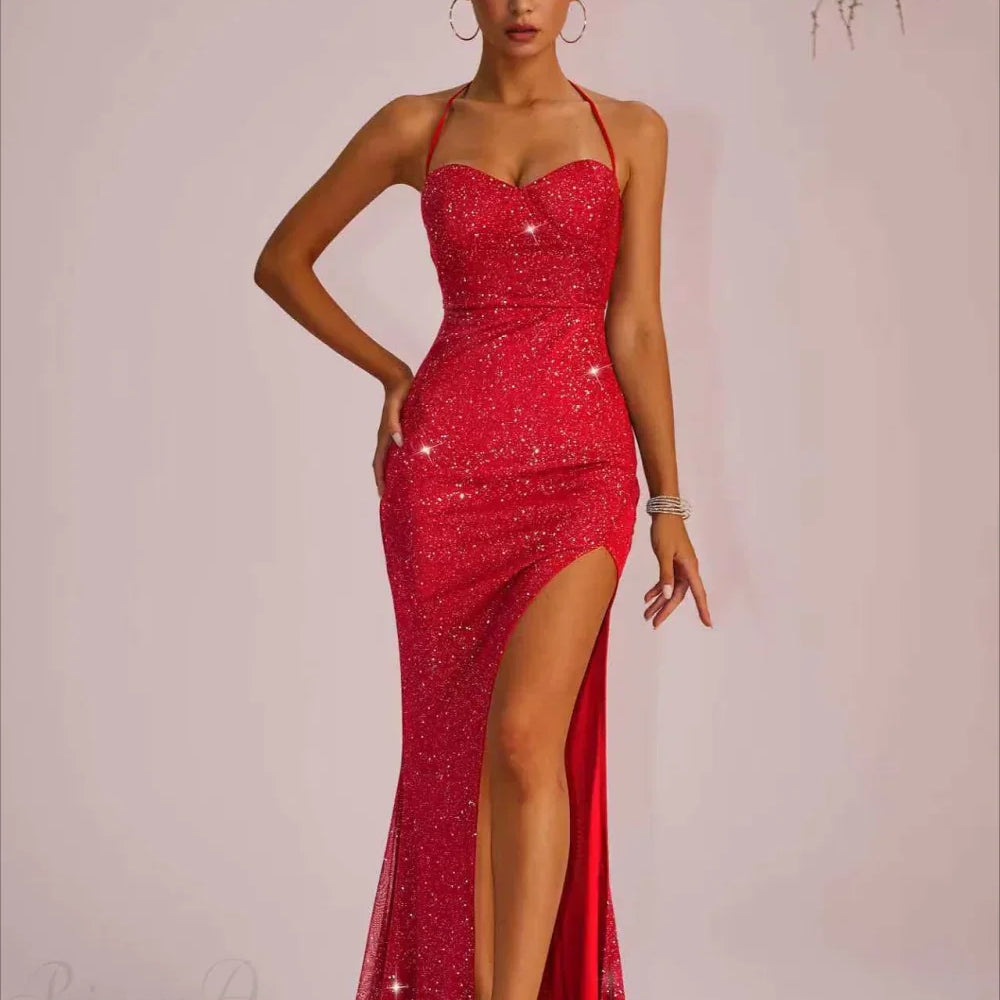 Vestido de noche largo ajustado con escote pronunciado y espalda abierta con abertura.