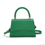Bolso de hombro informal en piel sintética maciza con asa superior.