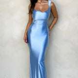 Vestido largo, ajustado y sexy con lazo en la espalda.