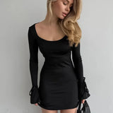 Vestido mini ajustado con escote cuadrado liso y cintura fruncida.