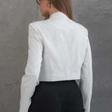 Chaqueta elegante con cuello alto y mangas largas.