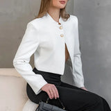 Chaqueta elegante con cuello alto y mangas largas.