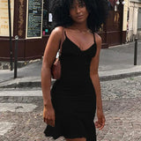 Vestido midi de verano sin mangas con tirantes finos y volantes, ideal para noches de club.
