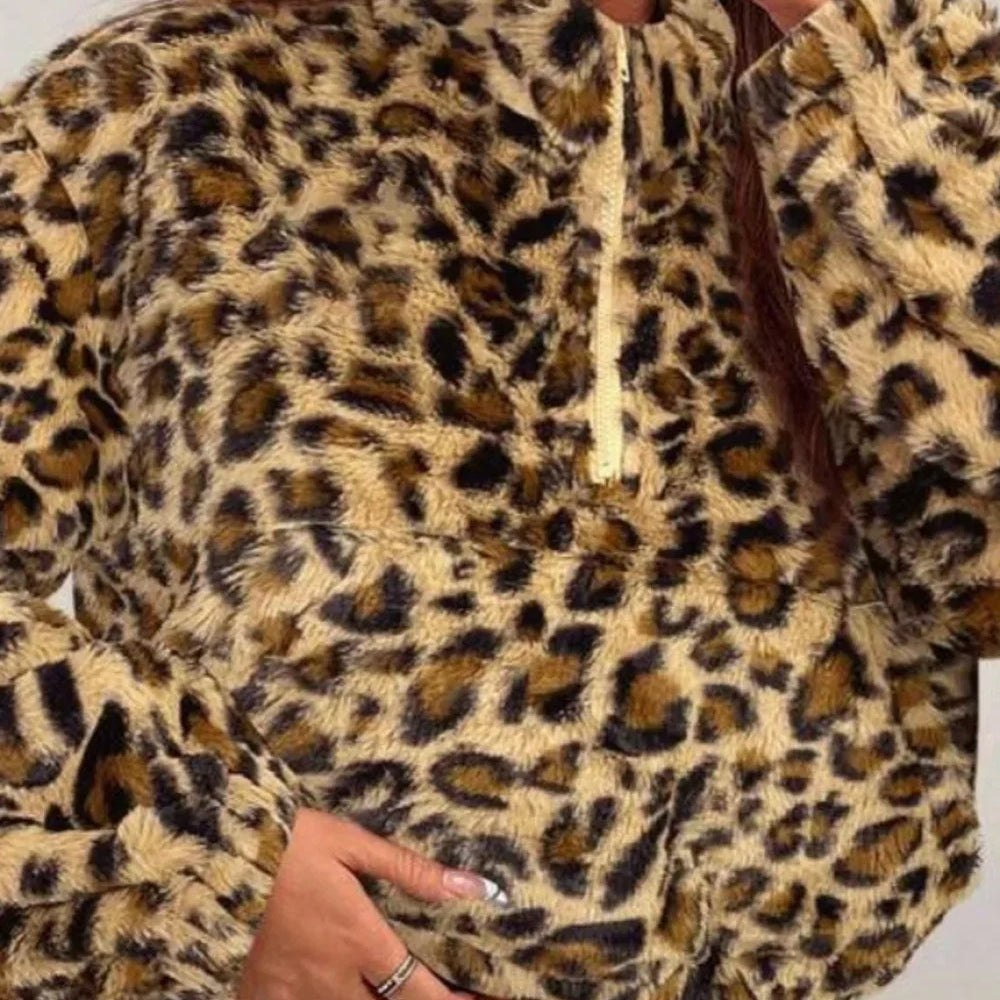 Abrigo corto y esponjoso con cuello alto y media cremallera en estampado de leopardo.