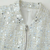 Chaqueta de lentejuelas con cuello alto y mangas largas.