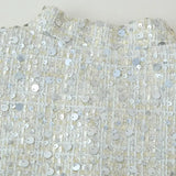 Chaqueta de lentejuelas con cuello alto y mangas largas.