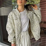 Chaqueta de lentejuelas con cuello alto y mangas largas.