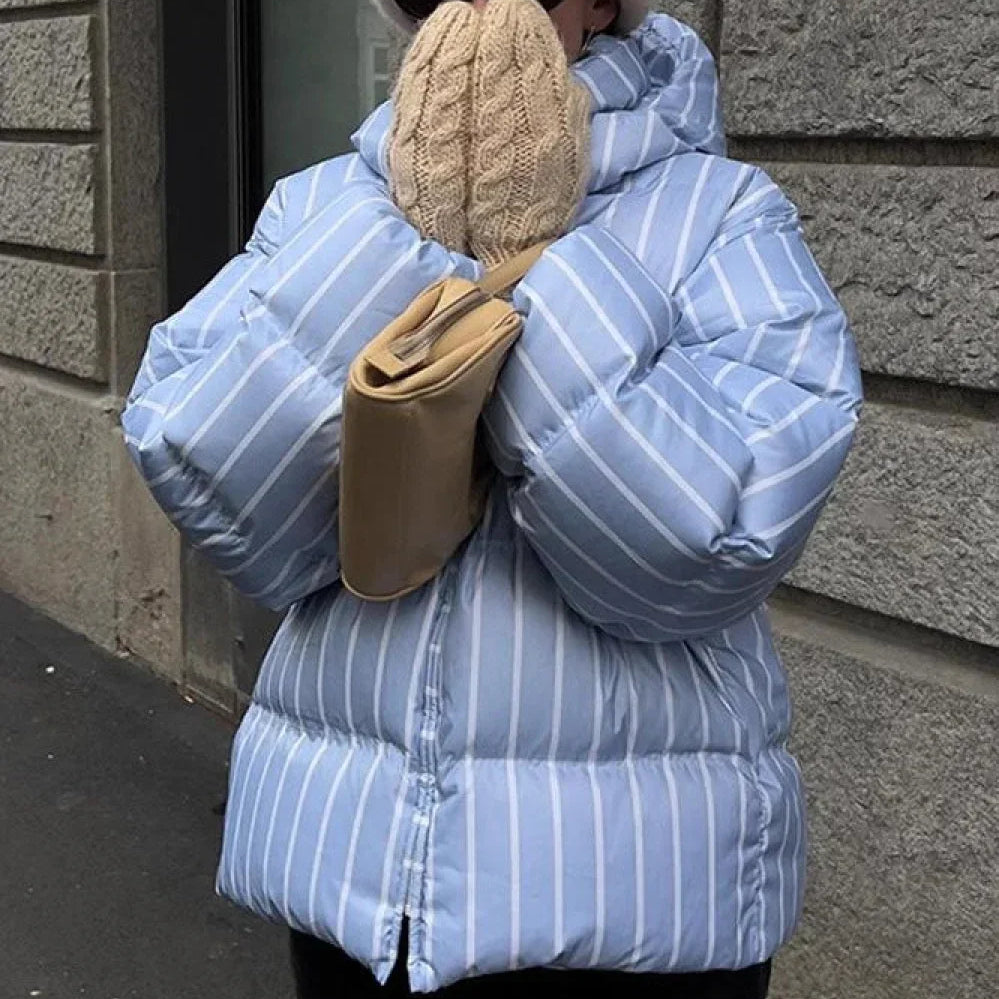 Abrigo acolchado cálido con cuello alto a rayas y capucha.