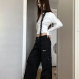 Pantalones cargo de cintura alta con piernas rectas y múltiples bolsillos.