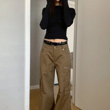 Pantalones cargo de cintura alta con piernas rectas y múltiples bolsillos.