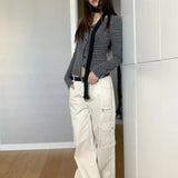 Pantalones cargo de cintura alta con piernas rectas y múltiples bolsillos.