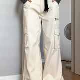 Pantalones cargo de cintura alta con piernas rectas y múltiples bolsillos.