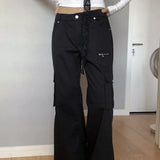 Pantalones cargo de cintura alta con piernas rectas y múltiples bolsillos.