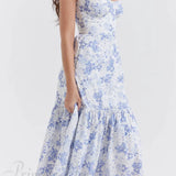 Elegante vestido midi floral con tirantes y bajo asimétrico.