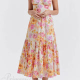 Elegante vestido midi floral con tirantes y bajo asimétrico.
