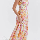 Elegante vestido midi floral con tirantes y bajo asimétrico.