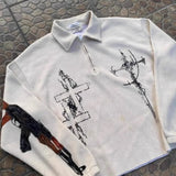 Sudadera oversize con diseño de arma y letras, inspirada en la moda urbana.