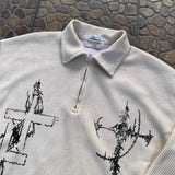 Sudadera oversize con diseño de arma y letras, inspirada en la moda urbana.