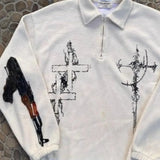 Sudadera oversize con diseño de arma y letras, inspirada en la moda urbana.
