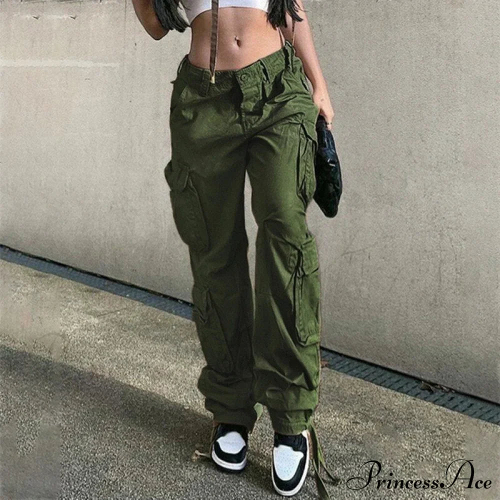 Pantalón streetwear con bolsillos, pernera ancha y cintura alta, corte recto.