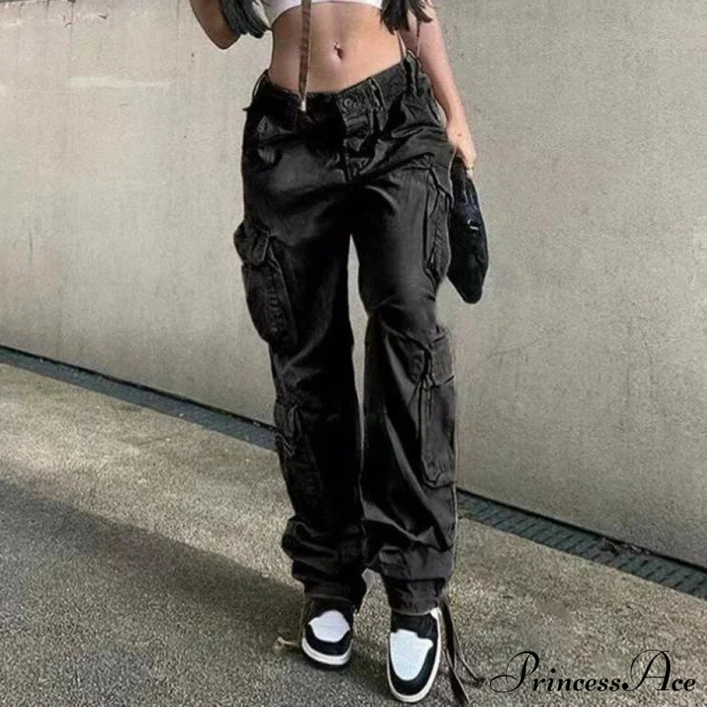 Pantalón streetwear con bolsillos, pernera ancha y cintura alta, corte recto.